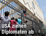 Demonstranten versuchen über einen Zaun der US-Botschaft in Sanaa zu klettern