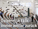Studenten und Professor im Hörsaal