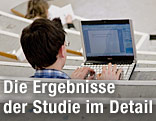 Student mit Laptop im Hörsaal