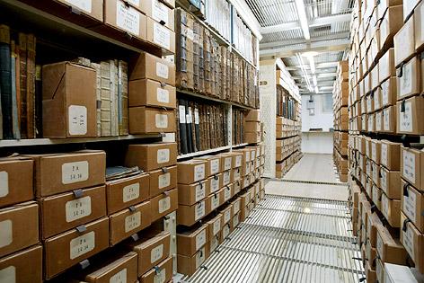 © APA/Roland Schlager Regalreihen des Haus-, Hof- und Staatsarchives in Wien