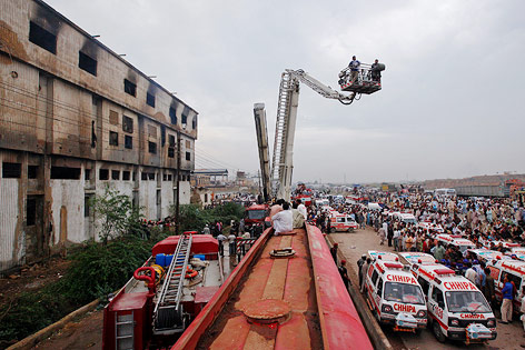 Feuerwehr vor dem ausgebrannten Fabriksgebäude
