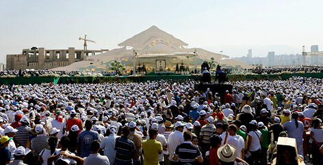 © AP/Hussein Malla Hunderttausende Gläubige bei einer Open-Air-Messe von Papst Benedikt XVI. in Beirut