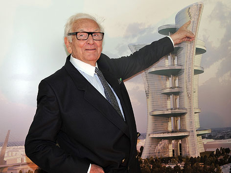 © dapd/AP/Luigi Costantini Designer Pierre Cardin zeigt auf seinen Entwurf