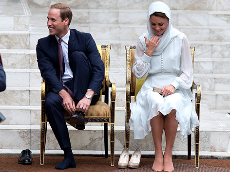 © AP/Mark Baker Prinz William und seine Frau Kate ziehen sich vor einer Moschee in Kuala Lumpur die Schuhe aus