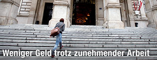 Studentin betritt Uni Wien
