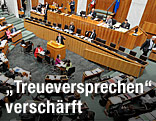 Regierungsbank im Plenarsaal des Parlaments