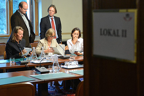 © APA/Helmut Fohringer Blick durch eine geöffnete Tür auf U-Ausschussvorsitzende Gabriela Moser (Grüne)
