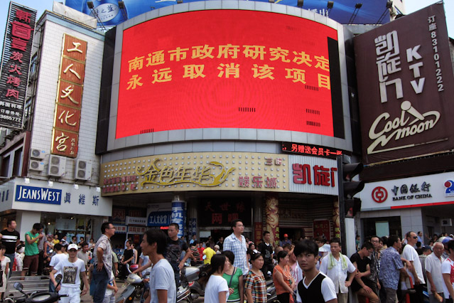 © AP/ Eugene Hoshiko Anzeigetafel in Qidong sagt Industrieprojekt ab
