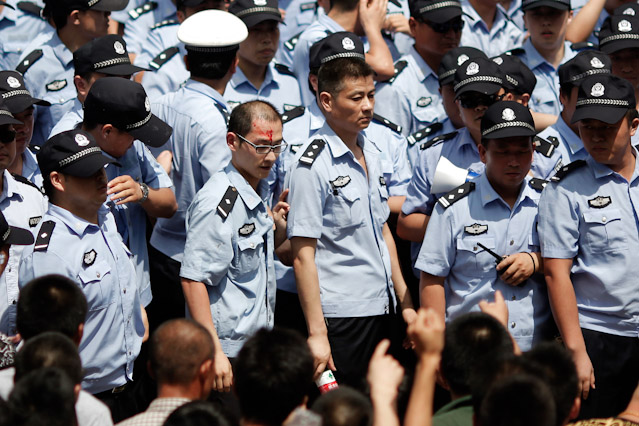 © Reuters/Carlos Barria Verletzter Polizist in Qidong