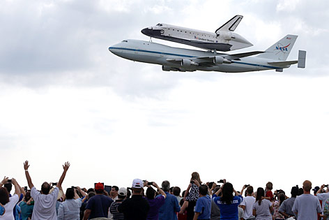 © AP/David J. Phillip Menschen fotografieren und winken der "Endeavour" zu
