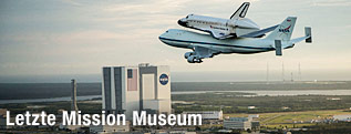Die "Endeavour" fliegt Huckepack über dem Kennedy Space Center in Cape Canaveral