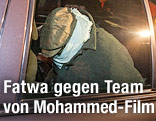 Polizisten führen den mutmaßlichen Urheber des Mohammed-Videos ab