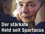 Der Schauspieler Jean-Louis Trintignant hält im Film "Liebe" den Kopf von Emmanuelle Riva