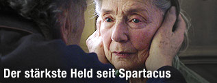 Der Schauspieler Jean-Louis Trintignant hält im Film "Liebe" den Kopf von Emmanuelle Riva