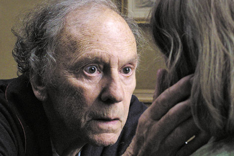 Der Schauspieler Jean-Louis Trintignant hält im Film "Liebe" den Kopf von Emmanuelle Riva