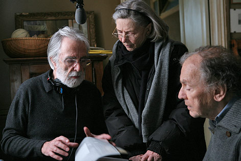 Regisseur Michael Haneke bespricht mit Emmanuelle Riva und Jean-Louis Trintignant eine Szene im Film "Liebe"