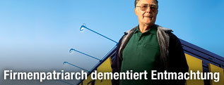 Ingvar Kamprad vor Ikea-Filiale