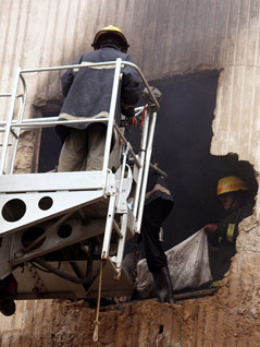 © APA/EPA/Rehan Khan Rettungsarbeiten nach Brand