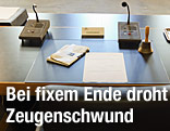 Mikrofone im Sitzungssaal des Untersuchungsausschusses