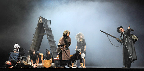 © APA/Herbert Pfarrhofer Cornelius Obonya (r.) als "Rappelkopf" und Johannes Krisch (l.) als "Kohlenbrenner"
