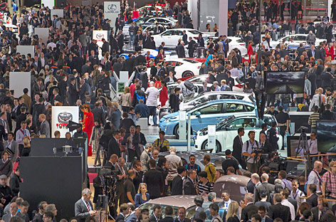 © APA/EPA/Ian Langsdon Besucher des Pariser Autosalons