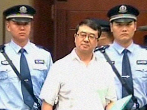© AP/CCTV via AP Video Der Ex-Polizeichef von Chongqing, Wang Lijun wird von zwei Polizisten abgeführt