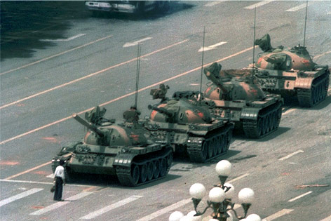 "Tank Man" Wang Weilin vor anrollenden Panzern