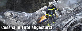 Feuerwehrmann auf Flugzeugwrack