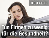 Frau vor Aktenordnern