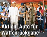 Menschen mit Waffen