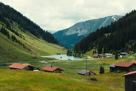 © Polyfilm Siedlung in den Bergen