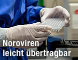 Laborant mit Probe