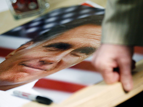 © Reuters/Jim Young Wahlplakat von Mitt Romney auf einem Tisch