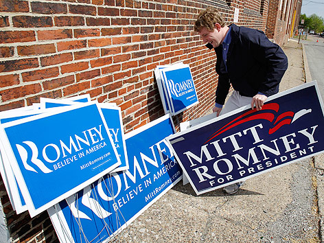 © Reuters/Tim Shaffer Unterstützer von Mitt Romney und Wahlkampfschilder