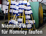 Wahlkampfschilder von Mitt Romney, US-Präsidentschaftskandidat der Republikaner, stehen in einer Lagerhalle