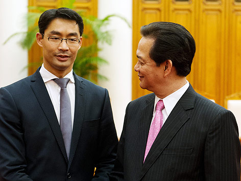 © APA/EPA/Soeren Stache Der deutsche Wirtschaftsminister Philipp Rösler und der vietnamesische Außenminister Pham Binh Minh