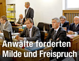 Die Angeklagten mit ihren Anwälten