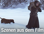 Martina Gedeck und Hund in einer Winterlandschaft im Film "die Wand"