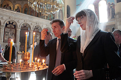 © AP/Georgy Abdaladze Georgischer Milliardär Bidsina Iwanischwili und Ehefrau beten in einer Kirche