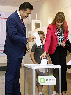 © AP/Efrem Lukatsky Famiie Sakaschwilli bei der Stimmabgabe