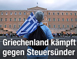 Eine von hinten fotografierte Frau blickt Richtung Parlament in Athen