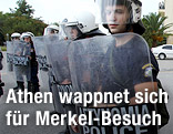 Polizisten mit Helm und Schutzschild