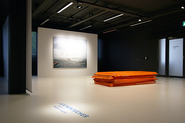 © Alpines Museum Leichentücher aus der Ausstellung "Intensivstationen. Alpenansichten von LoisHechenblaikner"