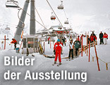Liftkreuzung mit Porsche Showcase, 2320 m ü. M., Idalp Ischgl, April 2011 aus der Ausstellung "Intensivstationen. Alpenansichten von LoisHechenblaikner"