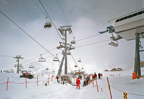 © Alpines Museum Liftkreuzung mit Porsche Showcase, 2320 m ü. M., Idalp Ischgl, April 2011 aus der Ausstellung "Intensivstationen. Alpenansichten von LoisHechenblaikner"