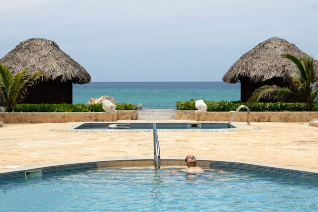 © Reuters/Desmond Boylan Mann im Pool eines Luxushotels