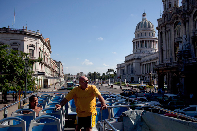 © AP/Ramon Espinosa Tourist auf offenem Bus