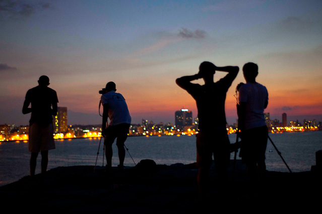 © Reuters/Desmond Boylan Touristen fotografieren Nachtszene in Kuba