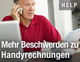 Mann am Mobiltelefon