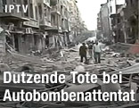 Zwei Personen gehen über ein Trümmerfeld
